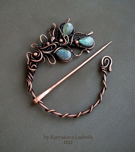 BROOCH-FIBULA by KL-WireDream.deviantart.com Wire Brooch, Scarf Pins, Bijoux Fil Aluminium, Shawl Pin, Wire Jewelry Designs, Wire Work Jewelry, Shawl Pins, Work Jewelry, Wire Weaving