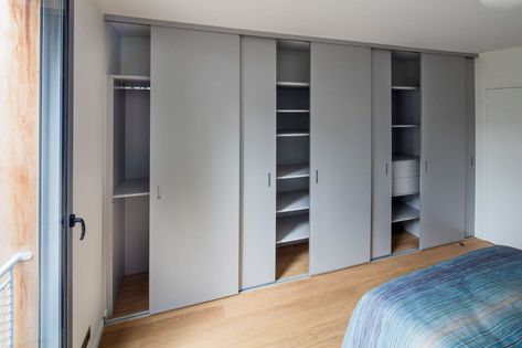 Une superbe création bien agencée pour cette chambre éclairée. Placards et rangement et même un dressing sur-mesure sont à portée de main ! Bed Dressing, Built In Robes, Deco Bedroom, How To Dress A Bed, Tropical House, One Bed, Closet Design, Home Office Decor, Home Deco