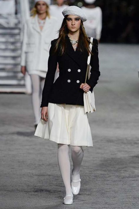 Chanel Resort 2019 Paris Collection - Vogue Chanel Fashion Outfits, Dior Jacket, Moda Chanel, Chanel Fashion Show, Chanel Resort, Dress Chanel, Mode Chanel, Chanel Casual, Chanel Couture