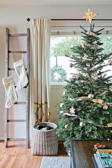 9 Creative Ideas for Extra Festive Christmas Stockings Stocking Ladder, Creative Brainstorming, Christmas Ladder, Christmas Apartment, 2018 Year, Stocking Holder, Natural Christmas, Room Idea, Christmas Theme