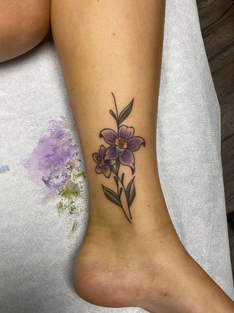 #daffodil #tattoo #tattooideas #tattooart #tattoosforwomen #tattooideasformen #tattoodesign #purple #flowertattoos Purple Daffodil Tattoo, Daffodil Tattoo Color, Tattoo Daffodil, Purple Tattoos, Daffodil Tattoo, Turtle Tattoo, Tattoo Cover-up, Name Tattoo, Bday Ideas