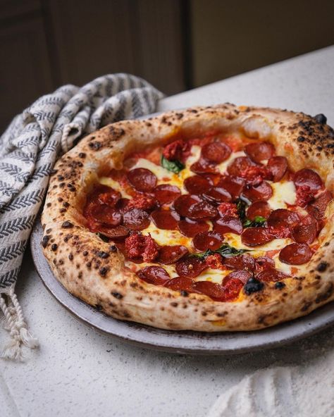 Gozney Dome, Peperoni Pizza Aesthetic, Neapolitan Pizza Photography, Homemade Pepperoni Pizza, Pizza Salami, Pizza Recipes Pepperoni, Pepperoni Pizza Aesthetic, Pizza Pepperoni, Order Pizza