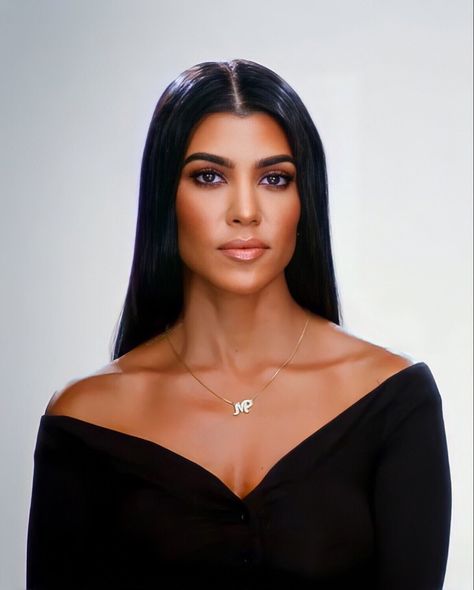 Kourtney Barker, Kourtney Kardashian Makeup, Facial Shapes, Kardashian Makeup, Kim Kardashian Hair, Kourtney Kardashian Style, Kyle Jenner, Soft Makeup, Face Card