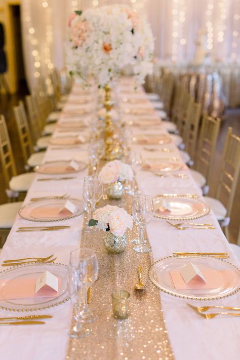 Gold And Rose Gold Wedding Decor, Simple Gold Wedding Table Decor, Rose Gold And Pink Table Decor, Pink White And Gold Decorations, Pink White And Gold Table Setting, Table Noel Rose Gold, Pink Gold And White Party Decoration Table Settings, Pink And Gold Table Decorations, Rose Gold Themed Party