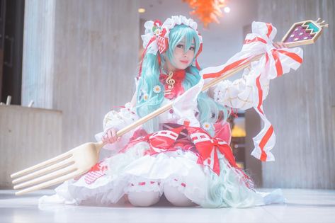 Strawberry Miku, Miku Outfits, Hatsune Miku 15th Anniversary, Hatsune Miku Outfits, Anniversary Outfit, Vocaloid Cosplay, Miku Cosplay, Cosplay Diy, Anime Figurines