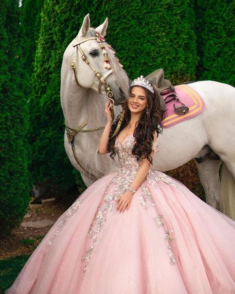 Light Blue Quinceanera Ideas, Peach Quinceanera Dresses, Blue Quinceanera Ideas, Quinceañera Photoshoot Ideas, Quince Photoshoot Ideas, Quinceanera Dances, Quince Pictures, Quinceanera Pictures, Quinceanera Pink