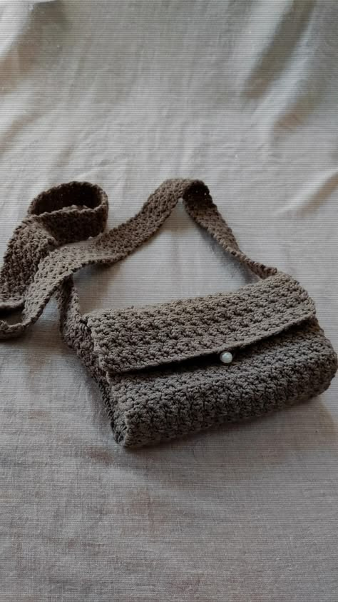 Crochet Small Shoulder Bag, Small Crochet Bag Tutorial, Crochet Messager Bag Free Pattern, Knitted Messenger Bag, Small Handbag Crochet, Simple Crochet Bag, Small Crochet Purse, Crochet Bag Aesthetic, Crochet Small Purse