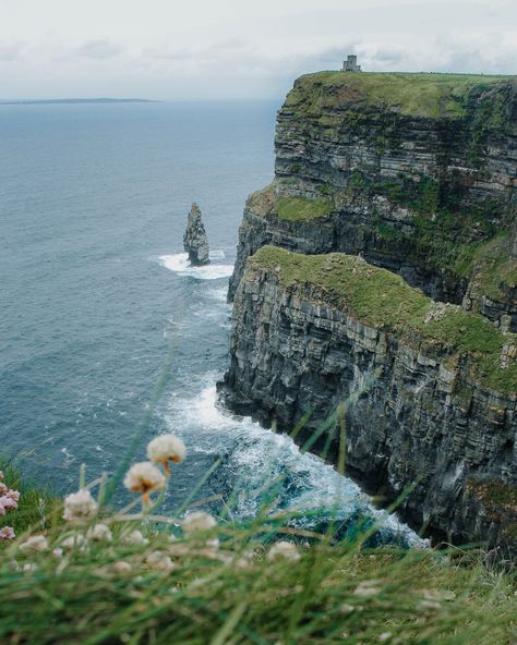 It's totally possible to visit Cliffs of Moher from Dublin by yourself. It's one of the best things to see in Ireland and is an epic day trip that will see you travelling across the country to see an iconic Harry Potter filming location! In this guide, you'll find everything you need to know to plan a trip to Ireland's Cliffs of Moher without booking a guided tour. | Ireland Travel Tips | #ireland #cliffsofmoher #roadtrip #europetravel #harrypotter Ireland Harry Potter, Harry Potter Ireland, Cliff Of Moher, Ireland Cliffs, Irish Cliffs Aesthetic, Cliffs Of Moher Ireland, Harry Potter Filming Locations, Cliffs Of Moher, European Destinations