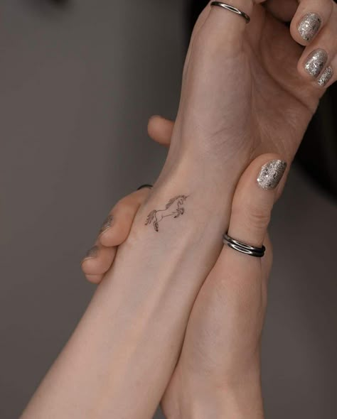 Small Horse Tattoo, Tattoos On Wrist, Horse Tattoos, Kpop Tattoos, Unique Wrist Tattoos, Horse Tattoo Design, Cowgirl Tattoos, Small Girly Tattoos, Hand And Finger Tattoos