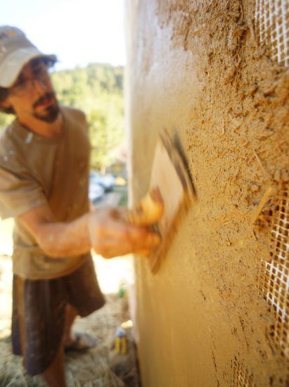 Here are tips for how to prepare a light clay straw wall to receive clay plaster. Let's look at how to make & install wood trim before any plaster goes up. Diy Stucco Exterior, Earth Plaster, Adobe Style Homes, How To Make Plaster, Mud Plaster, Straw Bale Construction, Installation Architecture, Cob Building, Plaster Material