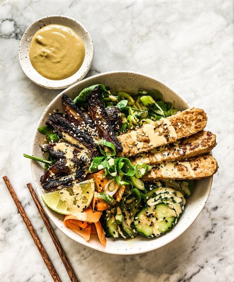 Miso Tempeh + Crispy Mushroom Bowl - Liv Kaplan | Healthy Recipes Miso Mushroom Bowl, Tempeh Bowl Recipe, Vegetarian Miso Recipes, Mushroom Tempeh, Miso Tempeh, Tempeh Bowl, Okinawa Diet, Mushroom Bowl, Miso Bowl