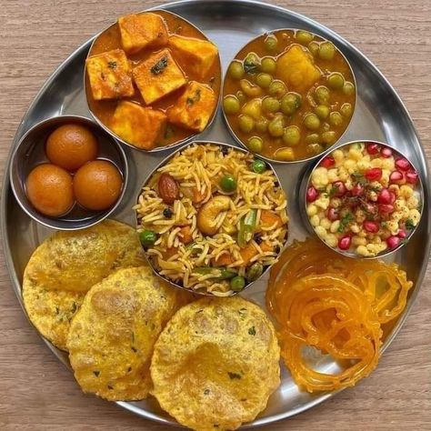 Maharashtrian Thali Veg, Veg Thali Photography, Food Images Indian, Veg Thali Indian, Maharashtrian Thali, Food Thali, Indian Fast Food, Delicious Food Image, Indian Thali