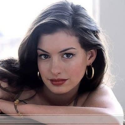 Anne Hathaway Anne Hathaway Makeup Looks, Anne Hathaway Now, 90s Makeup Model, Anne Hathaway Makeup Tutorial, Anne Hathaway Face, Anne Hathaway 90s Aesthetic, Ann Hathaway Aesthetic, Young Anne Hathaway, Anne Hathaway 2000s