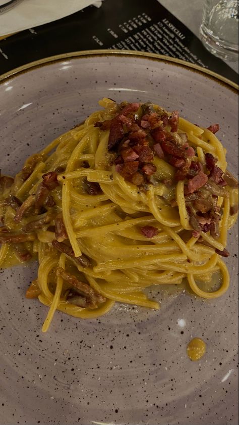 i took this picture during a dinner out. my best friend ordered a classic roman carbonara.
when the dish arrived i immediately loved its appearance.
as well as being inviting, i liked the colors and contrasts, such as the yellow of the egg combined with the color of the pillow and pepper.
as well as being very very very beautiful looking tasting it was really delicious! Andrea Core, Pasta Carbonara, Carbonara Pasta, Think Food, Food Obsession, Pretty Food, Food Cravings, Healthy Desserts, I Love Food