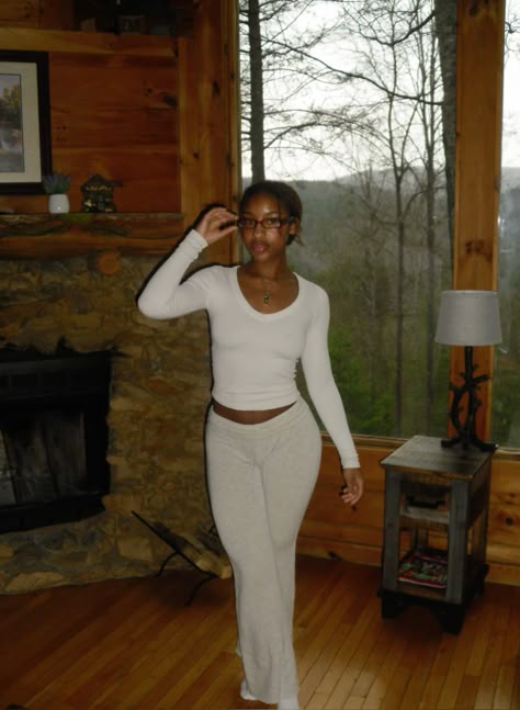 cabin outfit, cabin trip, mountaints trip, log cabin trip, outfit inspo 🏔️🫶🏾 Slippers Aesthetic Outfit, Winter Cabin Fits, Long Sleeve Vacation Outfit, Scandinavian Fashion Black Women, Fall Comfy Fits, At Home Cozy Outfits, Winter Cabin Aesthetic Outfit, Cold Outfits Women, Lake Tahoe Spring Outfits