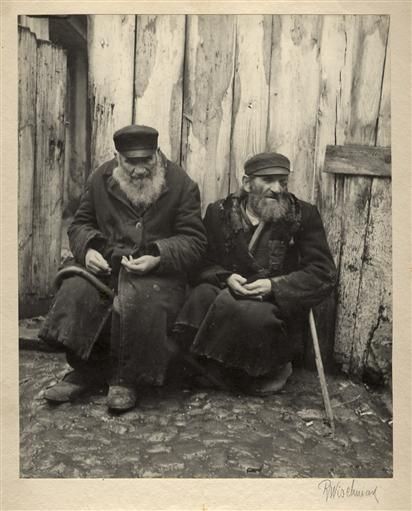 Roman Vishniac. Peddlars forced to Beggars 1935–38 (RV Archive) Roman Vishniac, Poland History, Berenice Abbott, Jewish Culture, Jewish History, History Of Photography, Lodz, Jewish Art, Eastern European