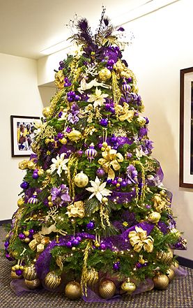 Christmas Month, Christmas Tree Gold, Purple Christmas Tree, Christmas Recipes Appetizers, Meaningful Christmas, Recipes Appetizers, 17 Black, Christmas Atmosphere, Christmas Tree Inspiration