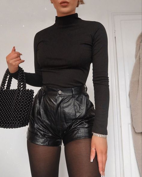 Lydia Rose on Instagram: “Been wearing pleather shorts loads & realised yesterday I’d been walking round with the tag still hanging out 🙃🖤 • #outfitdetails…” Outfit Nero, Lydia Rose, Trendy Fall Outfits, Looks Black, Looks Chic, Leather Shorts, Fancy Outfits, Outfit Goals, Winter Fashion Outfits