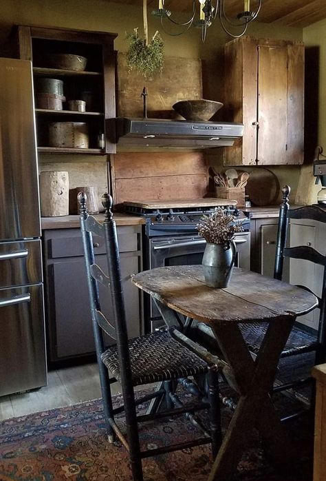 Primitive Minimalism, Primitive Kitchen Backsplash, Primitive Colonial Kitchen, Prim Kitchen, Colonial Kitchens, Unfitted Kitchen, Primitive Kitchens, Rustic Primitive Decor, Primative Decor