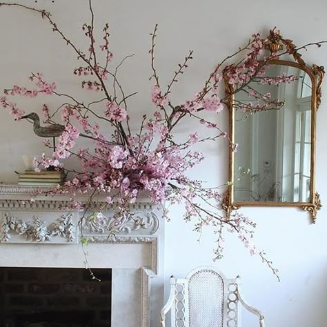 Industrial Vintage Decor, White Fireplace, Easter Table Settings, Vintage Dining Room, Pink Easter, Beltane, Mantel Decorations, Flower Arranging, Ikebana