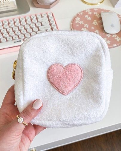 Cute Pouch Aesthetic, Make Up Pouch Aesthetic, Stoney Clover Pouch Ideas, Aesthetic Pouches, Aesthetic Pouch, Pouch Aesthetic, Cute Pouches, Pink Keyboard, Cute Pouch