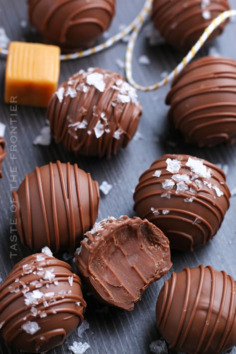 Caramel Truffles Recipe, Caramel Truffles Easy, Truffles Chocolate Recipe, Chocolate Caramel Truffles, Christmas Truffles Easy, Homemade Truffles Chocolate, Chocolate Truffles With Condensed Milk, Truffles Recipe Easy, Sea Salt Caramel Truffles