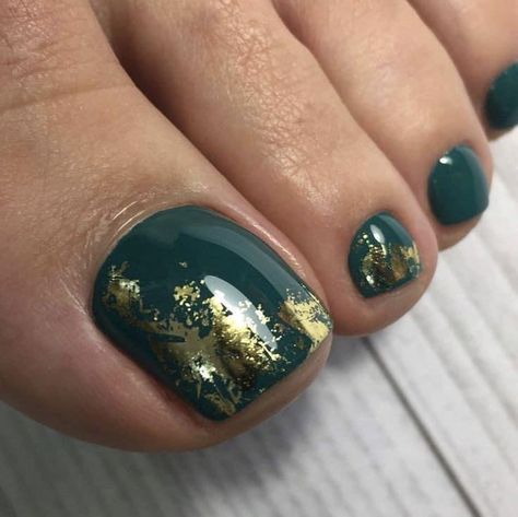 Emerald Green Pedicure Ideas, Pedicure Ideas Green Toenails, Green And Gold Toenails, Green Toenail Designs, Green Toe Nails Ideas, Dark Green Toe Nails, Emerald Green Pedicure, March Pedicure Ideas, Gold Toes Pedicure