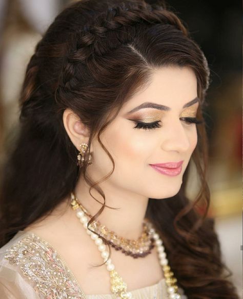 Pakistani Hairstyles Party Simple, Pakistani Bridal Hairstyles, Hairstyles For Gowns, Bridal Hairstyle Indian Wedding, Hair Style On Saree, Cool Hairstyles For Girls, Engagement Hairstyles, Hair Color Unique, Bridal Hair Buns