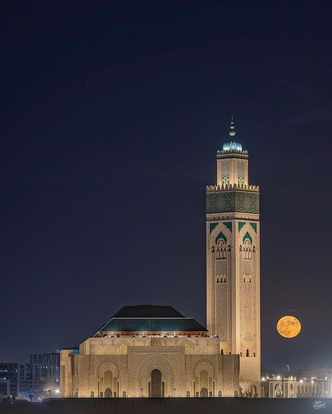 Casablanca Night, Hassan 2, Morocco Aesthetic, Moroccan Aesthetic, Moroccan Art, Night Art, Gothic Architecture, Islamic Architecture, North Africa