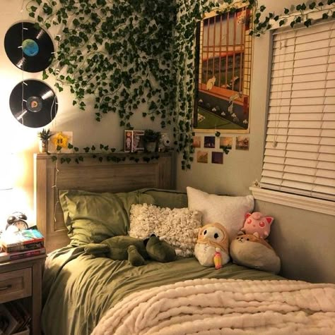 Bedset Ideas Comforter Sets Aesthetic, Types Of Beds For Small Rooms, Box Room Aesthetic, Cottagecore Bedroom Ideas For Small Rooms, Green And Brown Aesthetic Bedroom, Green And Brown Room Ideas Bedroom, Forest Green Dorm Room Aesthetic, Unique Dorm Decor, Green Room Asthetics Bedrooms