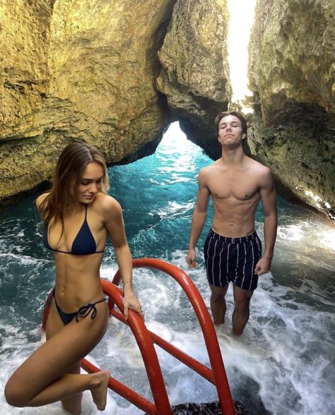 Swimmer Couple Aesthetic, Summer Boyfriend, Hate Summer, Sausage Party, Swimmers Life, Friendship Photoshoot, Cute Relationship Photos, Best Friend Photos, Summer Goals