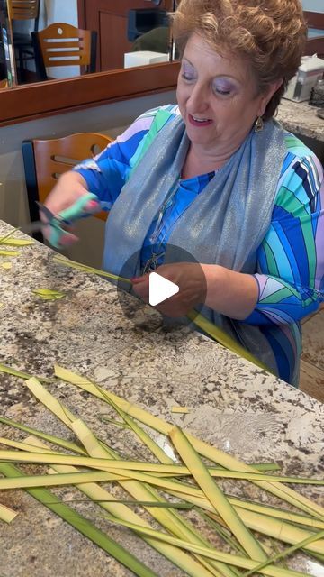 @springfielditalians on Instagram: "Our friend @alfonsinaliquori teaches us how to make beautiful Palm Crosses on this Domenica delle Palme. Grazie!!! #palmsunday #domenicadellepalme" How To Make Crosses Out Of Palms, Diy Cross Crafts, Palm Fronds Crafts, Palm Branch Craft, Palm Sunday Decorations, Palm Tree Crafts, Palm Leaf Decor, Palm Cross, Origami Christmas Ornament