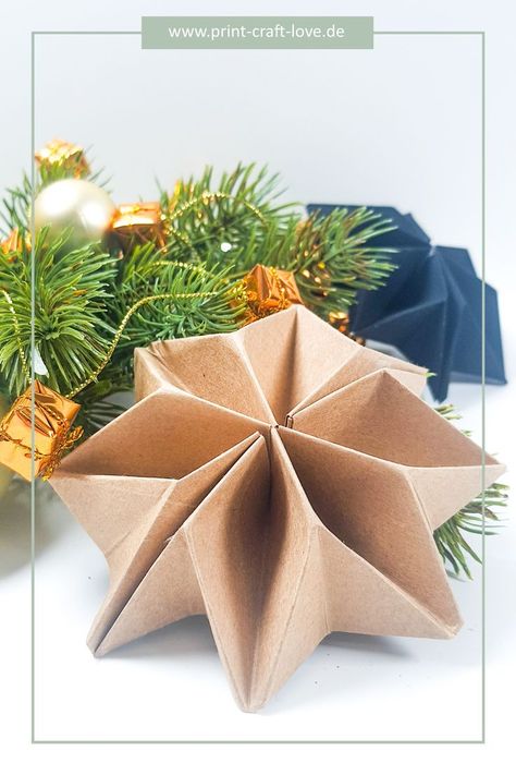 DIY Idee Weihnachten: heute zeige ich dir einen super schönen Papierstern, den du sogar aus einer Serviette falten kannst. So kannst du einfach und schnell eine wunderschöne, einheitliche Tischdekoration basteln. Papierstern | origami Stern | Faltanleitung papierstern | Tischdeko Weihnachten | papercraft | Einfache DIYs | Weihnachtsdeko günstig | Weihnachtsdiy Origami Christmas Star, Folded Paper Flowers, Paper Christmas Decorations, Christmas Origami, Origami Instructions, Christmas Paper Crafts, Xmas Diy, Origami Stars, Diy Crafts To Do