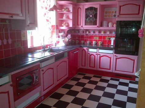 my dream kitchen Pink Checkered Tile Floor, Pink And Black Kitchen Decor, Pink Red Kitchen, Pink And Red Kitchen, Black And Pink Kitchen, Pink And Black Kitchen, Feminine Kitchen, Checkered Tile, Pink Kitchens