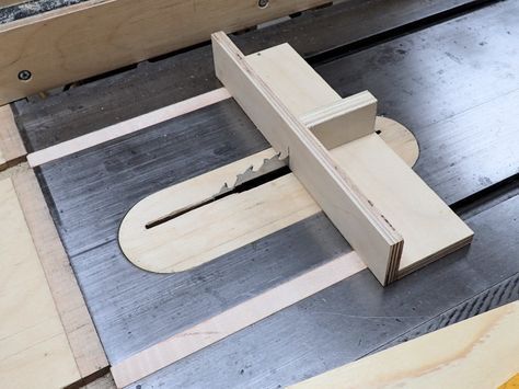 I really like this small sled, good for smaller cuts where a big sled would be overkill. Mini Table Saw, Wood Working Jigs, Crosscut Sled, Work Shop Ideas, Wood Shop Ideas, Table Saw Sled, Woodworking Jigsaw, Woodworking Table Saw, Table Saw Jigs