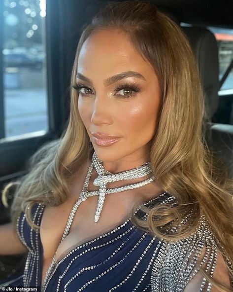 Jlo Hair, Pin Up Curls, New Hair Color Trends, Jennifer Lopez Hair, Queen Latifah, Summer Hair Color, Half Up Hair, Hair Color Trends, Grammy Awards