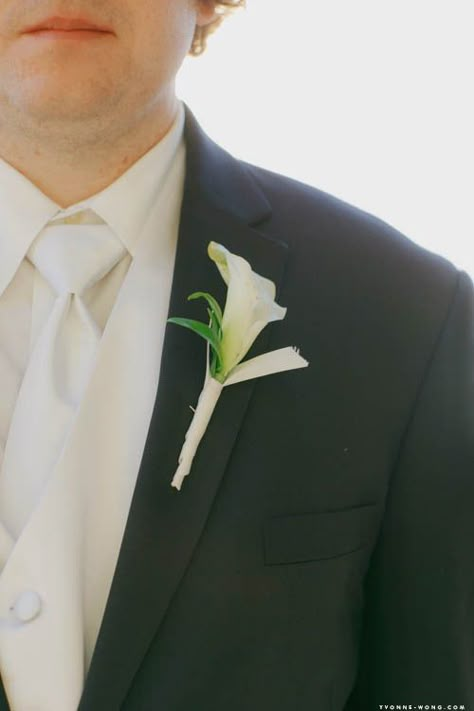 White Calla Lily Boutonniere by Aria Style (Yvonne Wong Photography) / www.ariastyle.com / www.facebook.com/... instagram.com/... Calla Lily Buttonhole, White Tie Groom, Calla Boutonniere, Timeless Editorial, Mens White Tuxedo, White Jeans For Men, White Tuxedo Wedding, Lily Boutonniere, Groom Suit Black