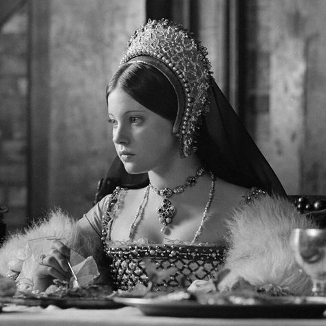 Lynne Frederick, Howard Aesthetic, Catherine Howard, Innocent Beauty, Tudor Period, Katherine Howard, British Costume, Wives Of Henry Viii, Tudor Fashion