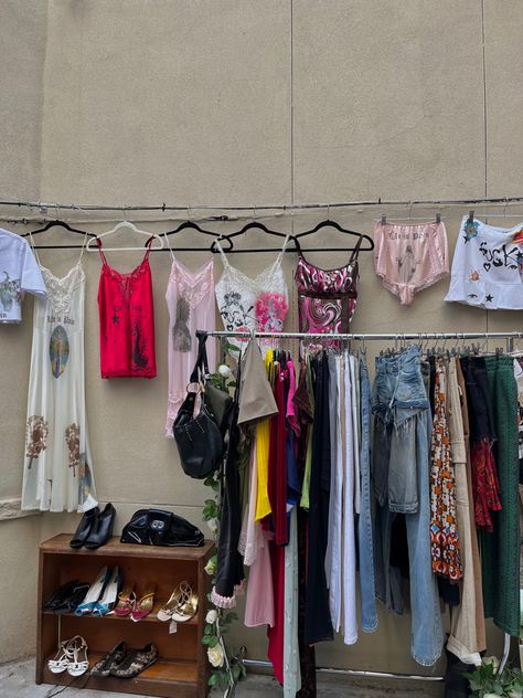 Paris Flea Market Aesthetic, Flea Market Aesthetic Outfit, Vintage Shopping Aesthetic, Street Market Aesthetic, Flea Market Clothes, Street Fashion Colorful, Flea Market Outfit, Flea Market Aesthetic, Clothing Booth Display