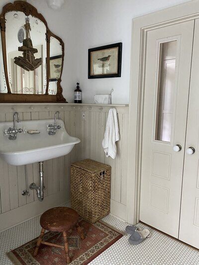 Cottage Bathroom Storage, Colonial Half Bath, Southern Style Bathroom, Thorn Cove Abode, Mini Cottage Interior, Vintage House Bathroom, Small Bathroom Cottage Style, Small Antique Bathroom Ideas, Cottagecore Bathroom Decor