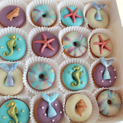 Mermaid Donuts Ideas, Donuts Design, Glazed Sour Cream Donuts, Lemon Glazed Donuts, Beer Logo Design, Donut Decorating Ideas, Powdered Donuts, Apple Donuts, Cake Pop Decorating