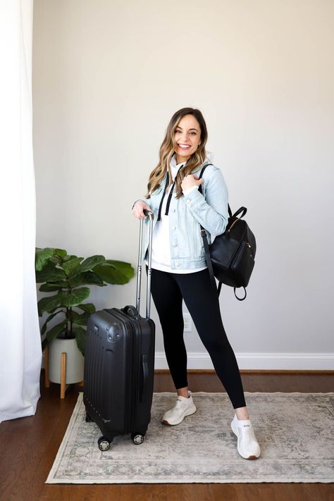 Petite friendly travel outfits | petite style | travel outfits | airport outfits Sightseeing Outfit, Comfortable Travel Outfit, Outfit Petite, Airplane Outfits, Engagement Photo Outfits Fall, Summertime Outfits, Winter Travel Outfit, Outfits Petite, Travel Outfit Summer