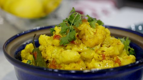 Aarti Sequiera shares an easy way to love cauliflower -- aloo gobi, a traditional Indian cauliflower and potato curry. Braised Cauliflower, Krishna Recipes, Recipe Using Cauliflower, Indian Cauliflower, Vegetarian Entree, Dinner Asian, Cilantro Chutney, Cauliflower Potatoes, Stuffed Vegetables