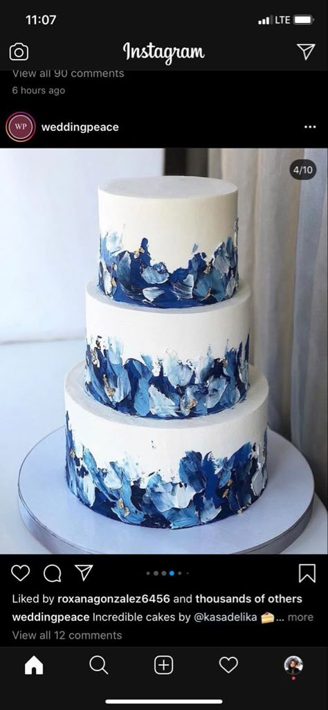 Navy Cake Ideas, Wedding Cake Blue Gold, Royal Blue Cake, Navy Cakes, Super Torte, Blue Birthday Cakes, Definition Of Insanity, White Cakes, Sweet 16 Cakes