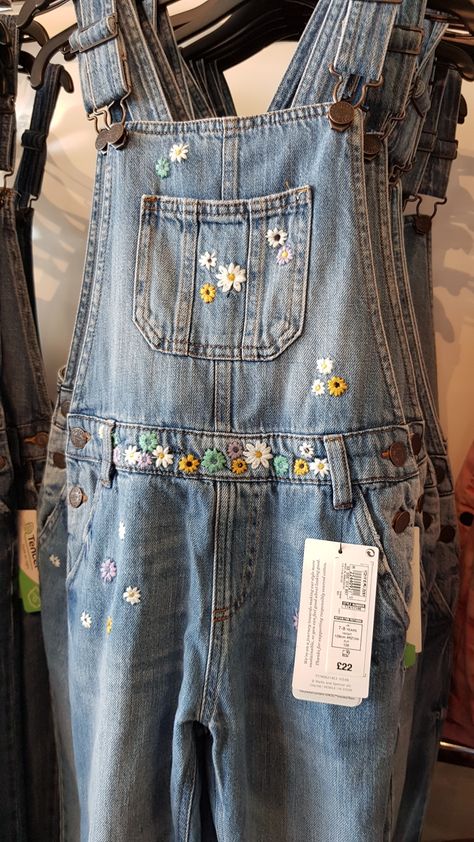 Flower Embroidery Overalls, Embroidery On Dungarees, Hand Embroidery Overalls, Overall Embroidery Design, Overall Embroidery Ideas, Overalls Embroidery Ideas, Embroidery On Overalls, Embroidery Dungarees, Embroidered Overalls Diy