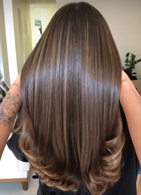 Dark Hair With Highlights And Layers, Brunette Hair With Caramel Highlights, Gigi Hair, Hair Caramel, Highlight Ideas, Rambut Brunette, Hair Highlight, Black Hair Balayage, Brown Hair Looks