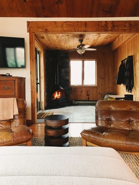 Cabin Interiors Modern, Living Room Cabin, 1950s Summer, Cabin Renovation, Cabin Interior Design, Log Cabin Interior, Cabin Chic, Cabin Living Room, Cabin Aesthetic