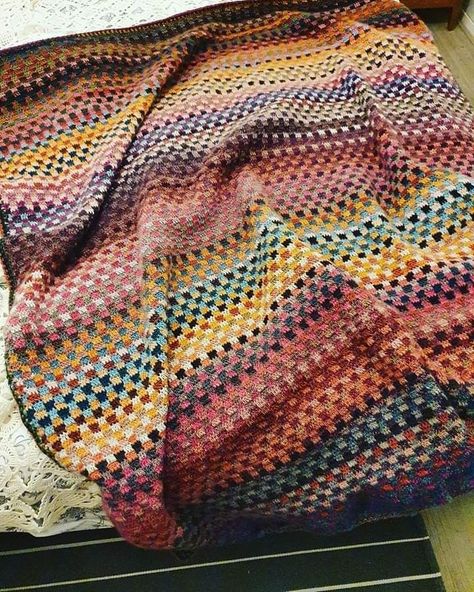 Crochet Ripple Afghan Pattern, Crochet Blanket Colors, Yarn Projects Crochet, Crochet Ripple Afghan, Crochet Squares Afghan, Crochet Throw Pattern, Crochet Afgans, Crochet Knit Stitches, Crochet Throw Blanket