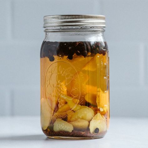 How to Infuse Your Own Gin Gin Infusions, Homemade Gin, Make Your Own Gin, Gin Recipe, How To Make Moonshine, How To Make Gin, Infused Gin, Homemade Kombucha, Homemade Liquor