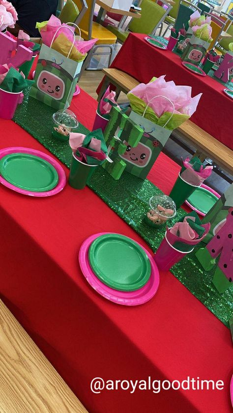 Small Cocomelon Party, Cocomelon Birthday Table Decorations, Coco Melon Table Decorations, Cocomelon Party Set Up Ideas, Cocomelon Watermelon Birthday Party, Coco Melon Food Ideas, Cocomelon Party Table Set Up, Cocomelon Birthday Party Food Ideas, Cocomelon Birthday Food Ideas